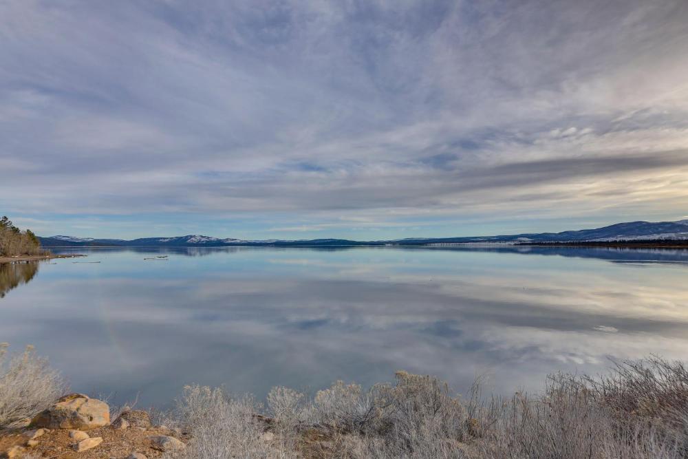 Peaceful Lake Almanor Hideaway, Fish, Hunt and Hike!